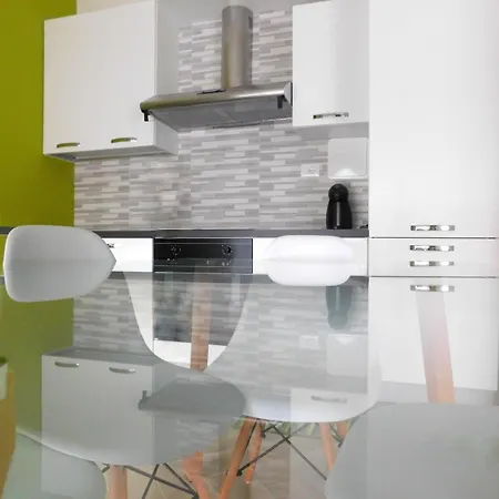 Acrobatic Couette-café