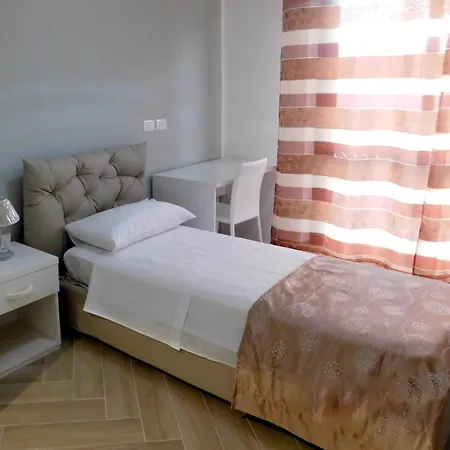 Acrobatic לינה וארוחת בוקר